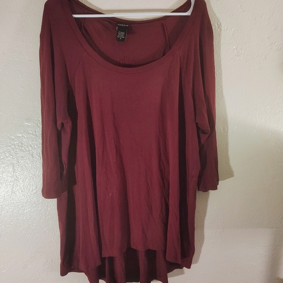 Torrid Women's Burgundy/purplish stylish Top Casual size 0, floral print on back - Picture 4 of 10